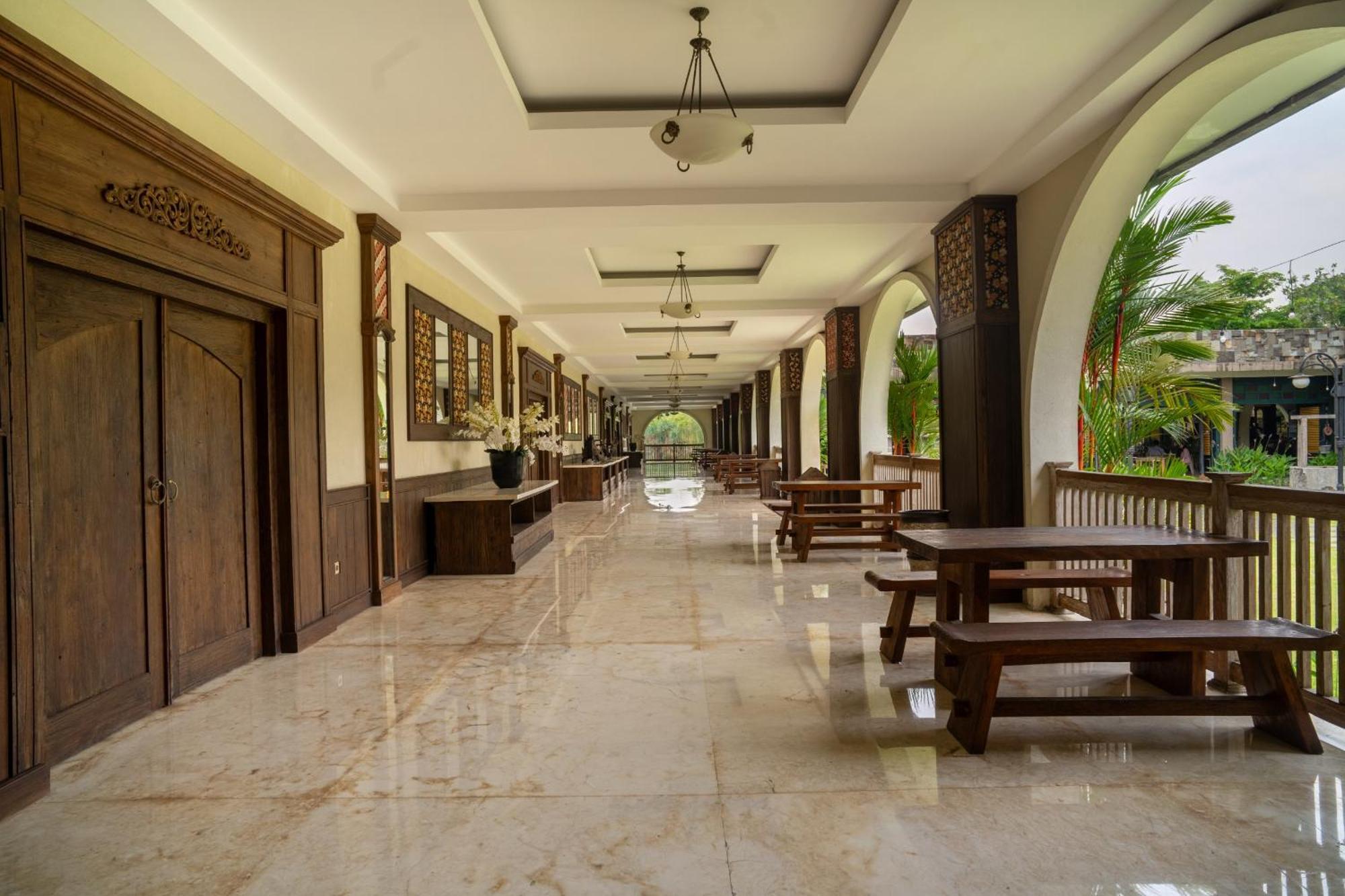 The Westlake Hotel & Resort Yogyakarta Exterior photo